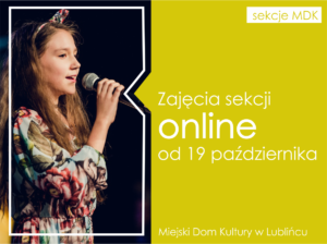 Grafika informacyjna; zdjęcie śpiewającej dziewczynki z mikrofonem i informacja tekstowa o zajęciach online.