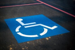 Zdjęcie pokazujące miejsce parkingowe dla osoby z niepełnosprawnością.