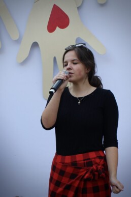 Zdjęcie, młoda dziewczyna śpiewa w trakcie koncertu