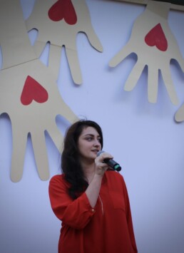 Zdjęcie, kobieta śpiewająca w trakcie występu