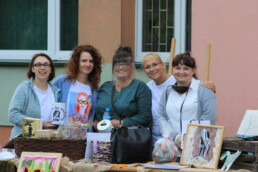 Zdjęcie, grupa kobiet pozujących przy stole pełnym rękodzieła