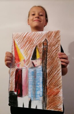 Zdjęcie, chłopak trzymający w rękach swój rysunek