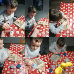 Zdjęcie, kolaż 6 zdjęć; każde zdjęcie pokazuje chłopca w kolejnych etapach malowania drewnianego domku