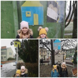 Kolaż 3 zdjęć; na każdym z nich dwie dziewczynki stoją przy drewnianych domkach umieszczonych w różnych miejscach miasta