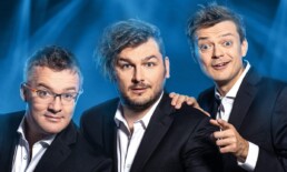 Zdjęcie_ Trzech mężczyzn z kabaretu, którzy mają zdziwione miny. Zbliżenie na twarze.