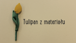 Plakat_ Zdjęcie tulipana z materiału po lewej stronie, po prawej tytuł: Tulipan z materiału.