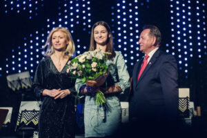 Julia Sekulska, nagrodzona Nagrodą Burmistrza w kategorii Kultura, razem z Wiceburmistrz Anną Jonczyk-Drzymałą i Burmistrzem Miasta Lublińca Edwardem Maniurą