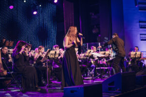 Dorota ,,Osina'' Osińska razem z Miejską Orkiestrą Dętą Lubliniec podczas Koncertu Noworocznego 2023