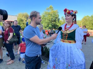 Uczestniczka Zespołu Pieśni i Tańca ,,Halka'' rozmawia z reporterem 