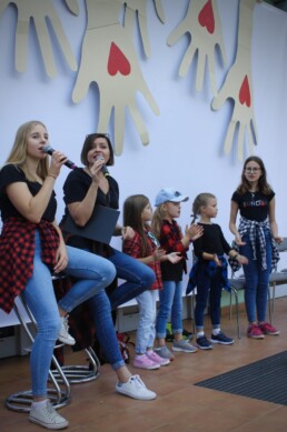Zdjęcie, grupa dzieci i młodzieży śpiewająca w czasie koncertu