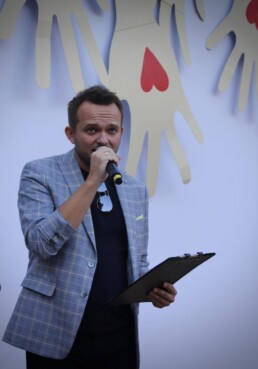Zdjęcie, mężczyzna śpiewający w czasie koncertu