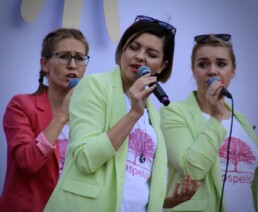 Zdjęcie, 3 śpiewające kobiety w trakcie koncertu