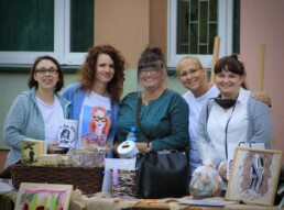 Zdjęcie, grupa kobiet pozująca przy stole pełnym rękodzieła
