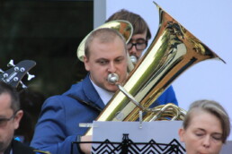 Zdjęcie, muzyk orkiestry grający na tubie
