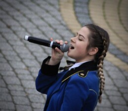 Zdjęcie, wokalistka w trakcie śpiewania