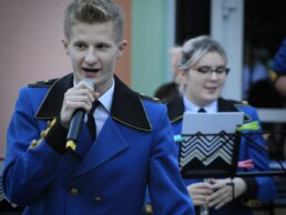 Zdjęcie, śpiewający wokalista, w tle - orkiestra