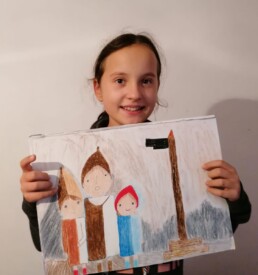 Zdjęcie, dziewczyna trzymająca w rękach swój rysunek