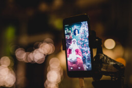 Zdjęcie_ekran smartfona, na którym widnieje św. Mikołaj