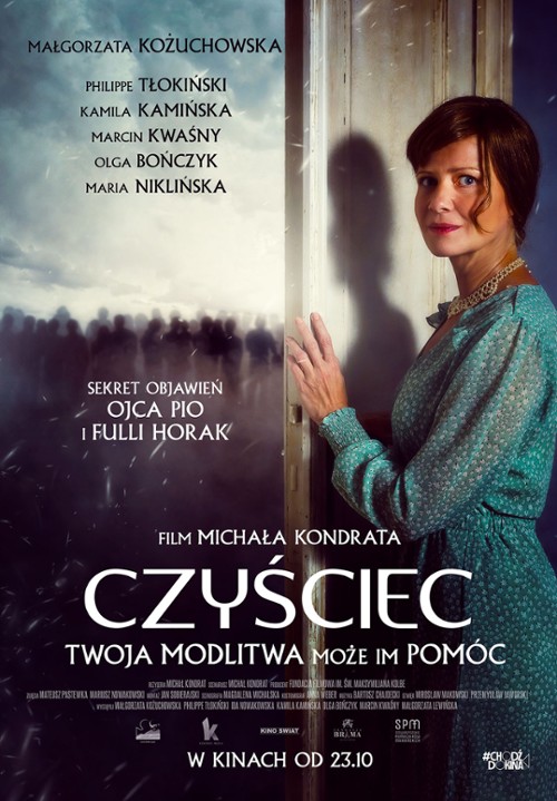 Plakat filmowy_Kobieta w zwiewnej sukience uchyla drzwi, w mgle jest tłum ludzi.