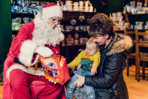 Mikołaj rozdawał prezenty - także najmłodszym dzieciom
