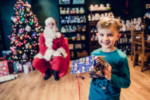 Mikołaj rozdawał prezenty. Między innymi otrzymał je Oskar.