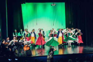 Na scenie w ludowych strojach tańczą członkowie sekcji ,,Halka''